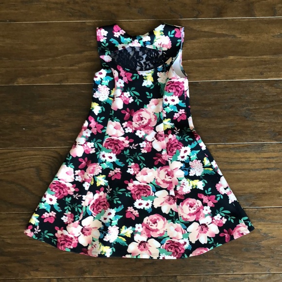 Girls dress - Picture 2 of 4